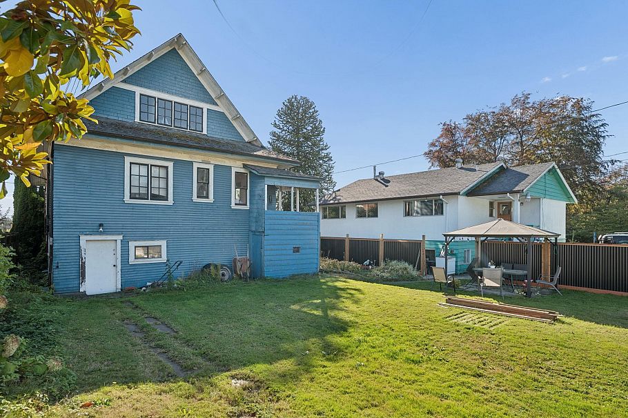 358 W 16th Street North Vancouver, BC - 2