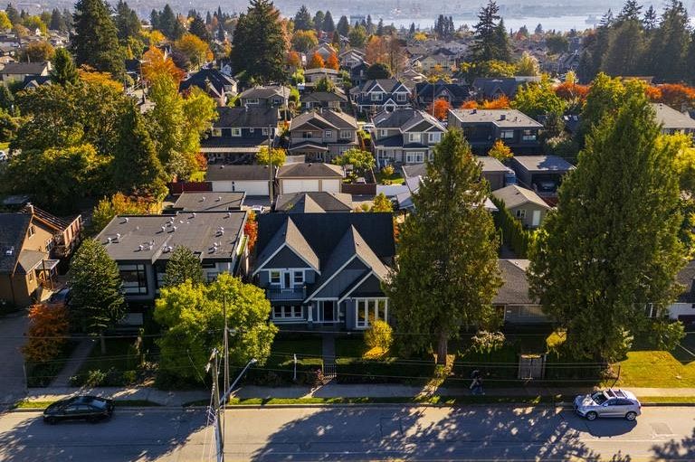 355 E 15th Street North Vancouver, BC - 39