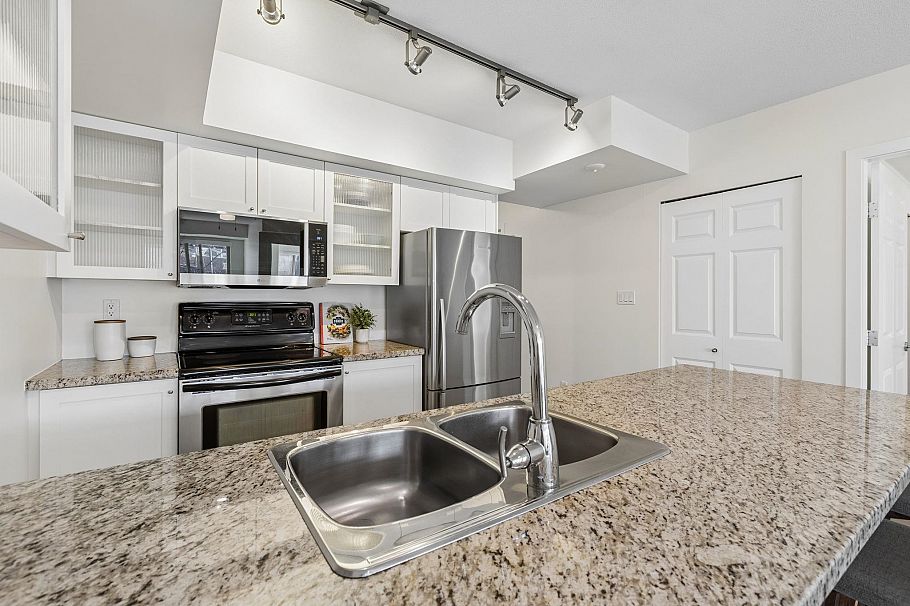 311 702 E King Edward Avenue Vancouver, BC - 11