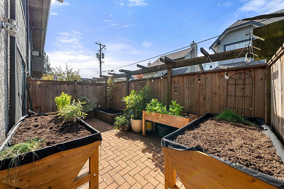19 2133 St George's Avenue North Vancouver, BC - 34