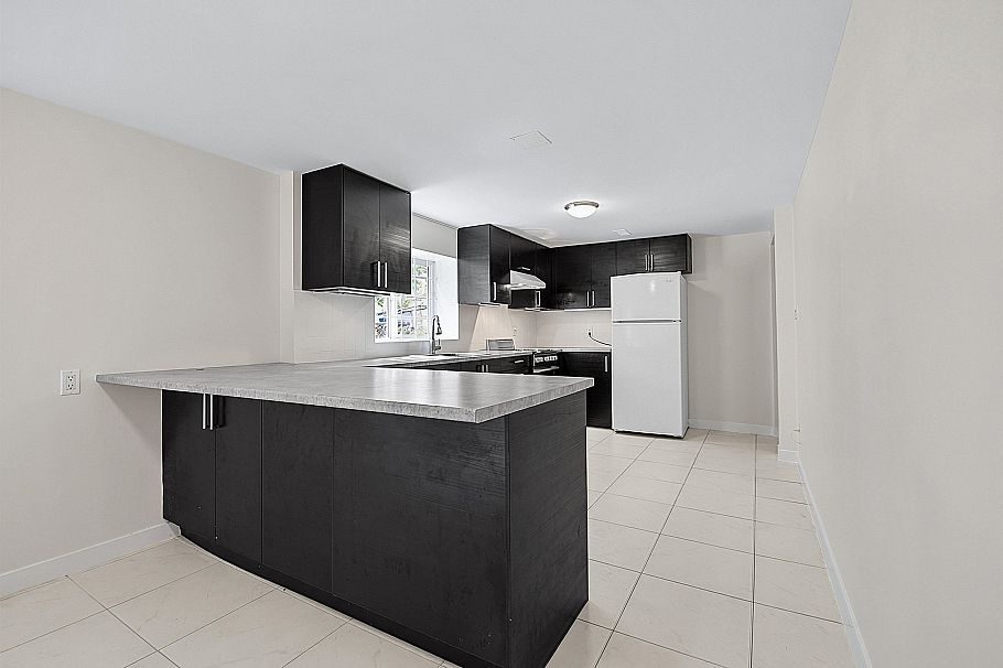 2216 E 41st Avenue Vancouver, BC - 17