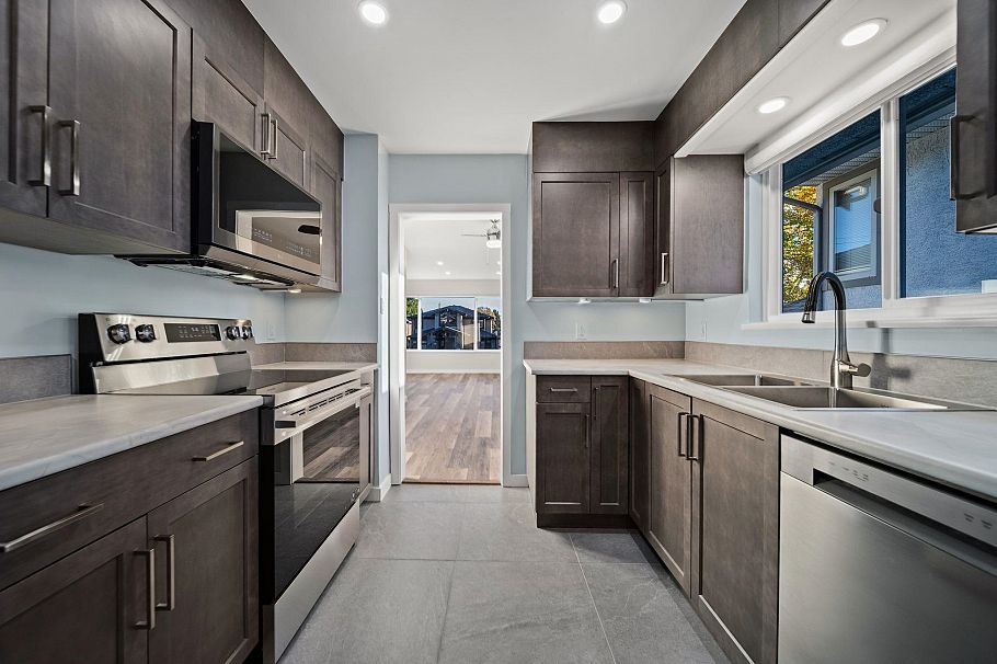 338 W 21st Street North Vancouver, BC - 9