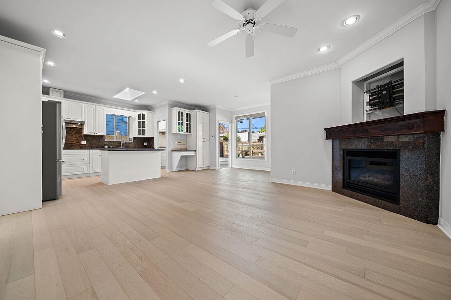 336 W 19th Street North Vancouver, BC - 9