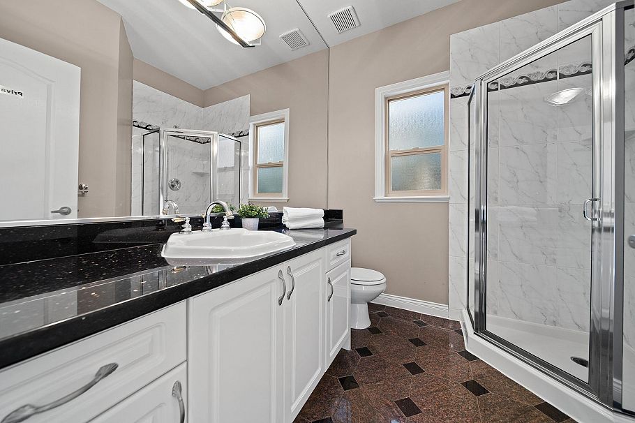 336 W 19th Street North Vancouver, BC - 16