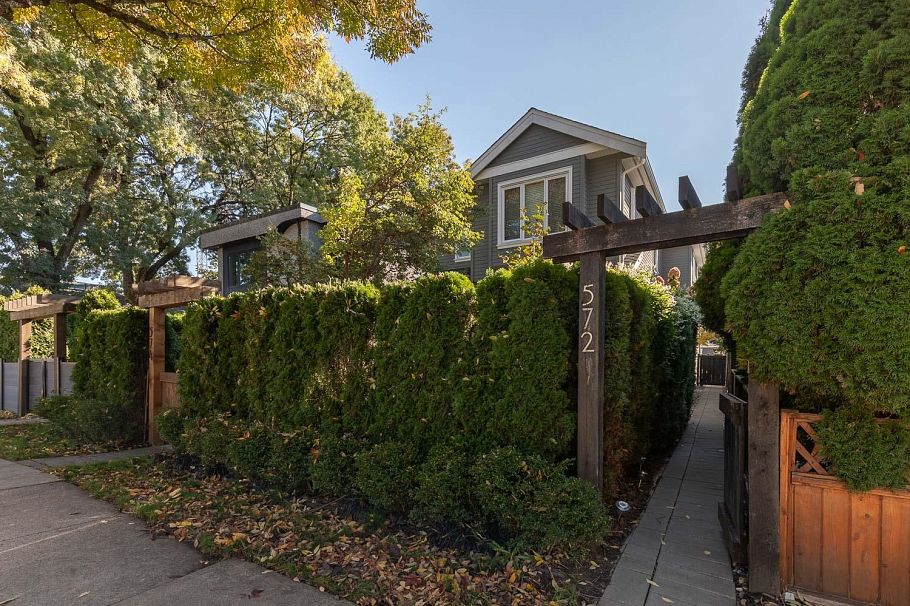 572 E 16th Avenue Vancouver, BC - 1