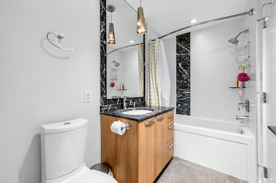 307 733 W 14th Street North Vancouver, BC - 11