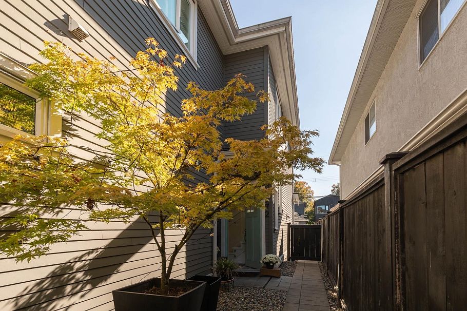 572 E 16th Avenue Vancouver, BC - 2