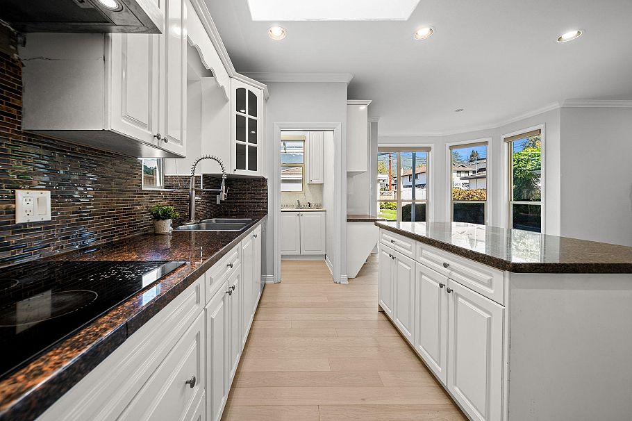 336 W 19th Street North Vancouver, BC - 11