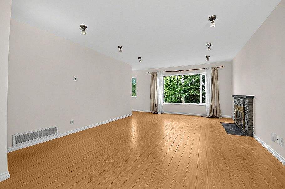 2216 E 41st Avenue Vancouver, BC - 5