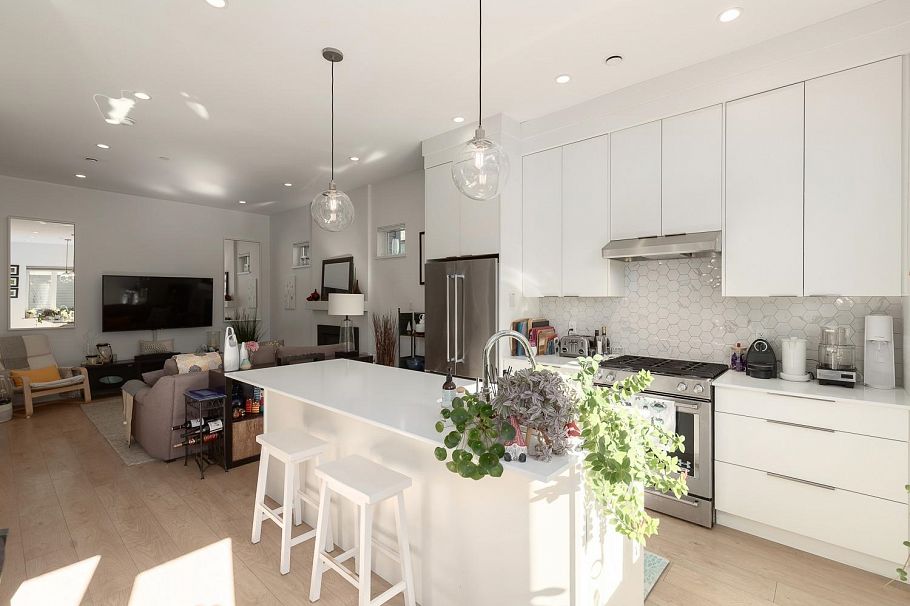 572 E 16th Avenue Vancouver, BC - 9