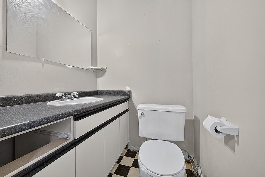 1429 E 11 Avenue Vancouver, BC - 8
