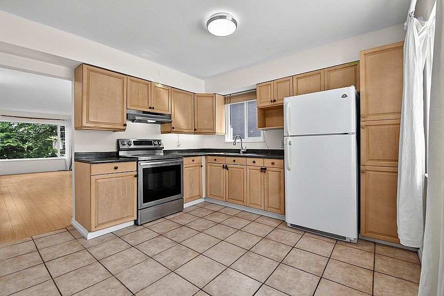 2216 E 41st Avenue Vancouver, BC - 14