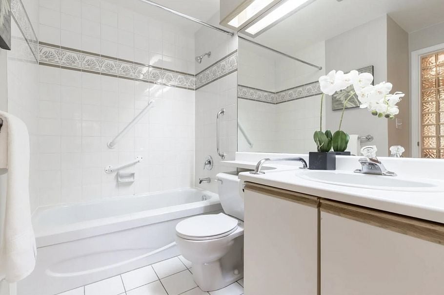 106 125 W 18th Street North Vancouver, BC - 2