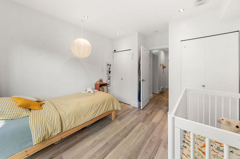 19 2133 St George's Avenue North Vancouver, BC - 30