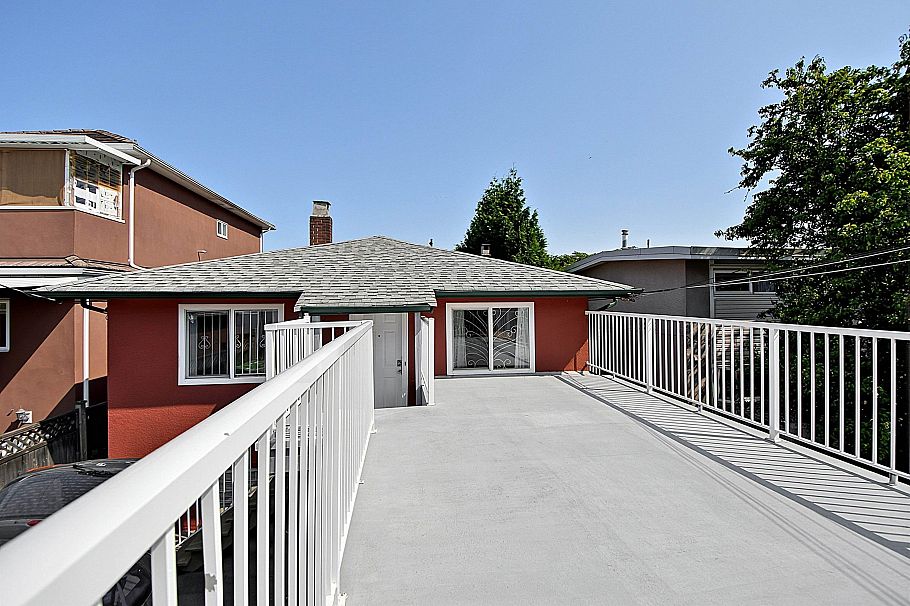 2216 E 41st Avenue Vancouver, BC - 30