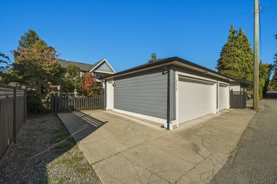 355 E 15th Street North Vancouver, BC - 38