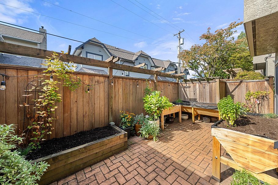 19 2133 St George's Avenue North Vancouver, BC - 36