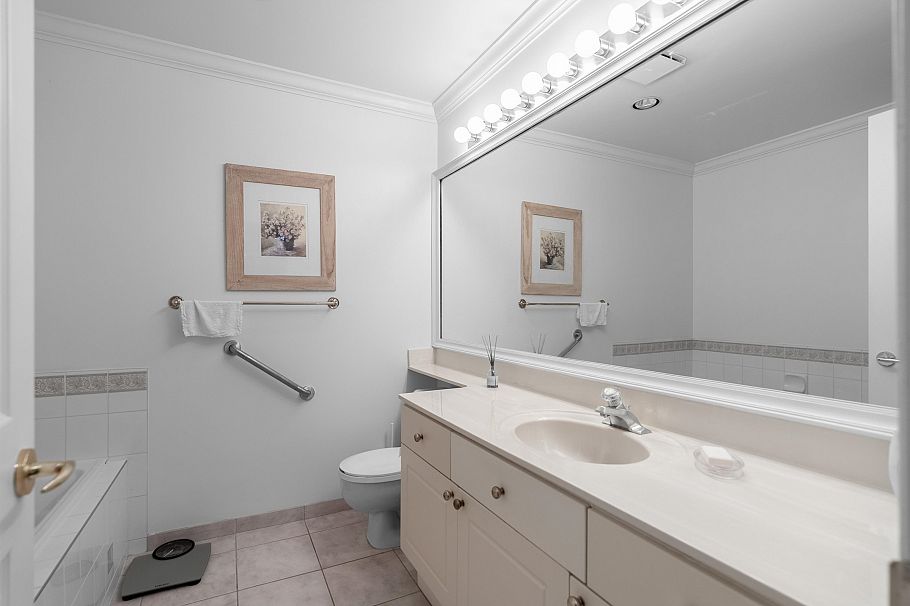 101 160 W Keith Road North Vancouver, BC - 16