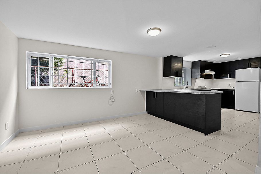 2216 E 41st Avenue Vancouver, BC - 18