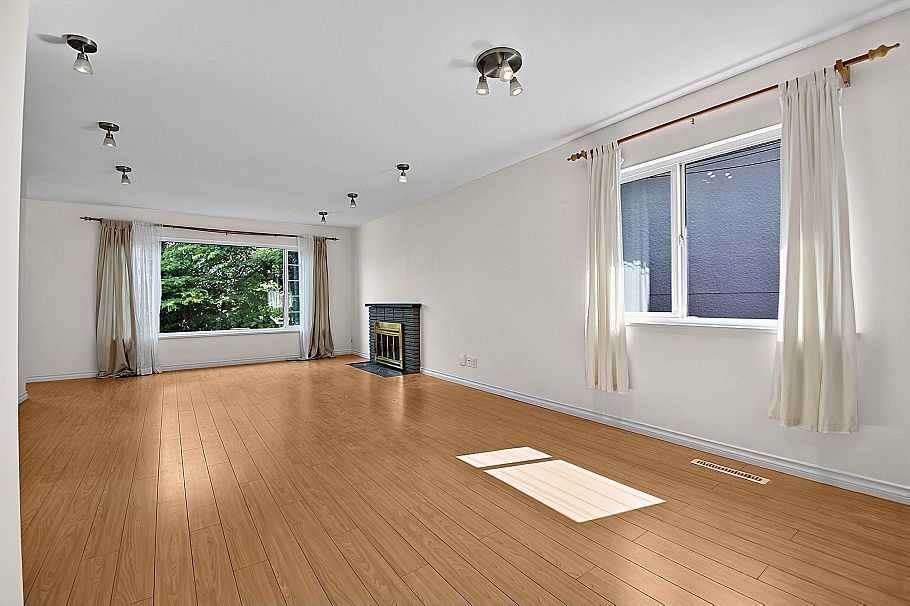 2216 E 41st Avenue Vancouver, BC - 6