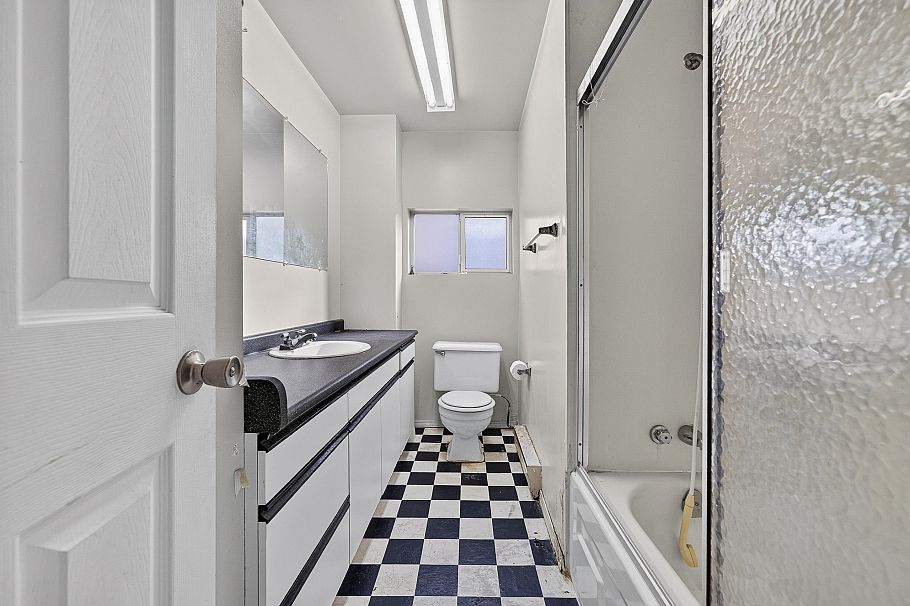 1429 E 11 Avenue Vancouver, BC - 12