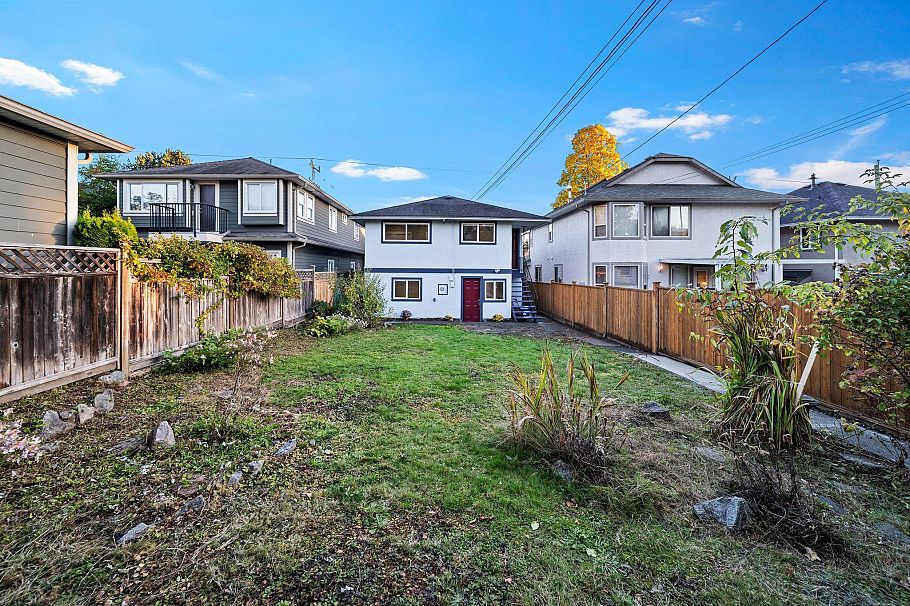 338 W 21st Street North Vancouver, BC - 32