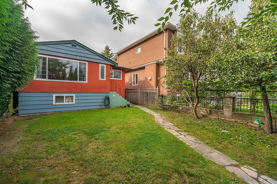 2216 E 41st Avenue Vancouver, BC - 29