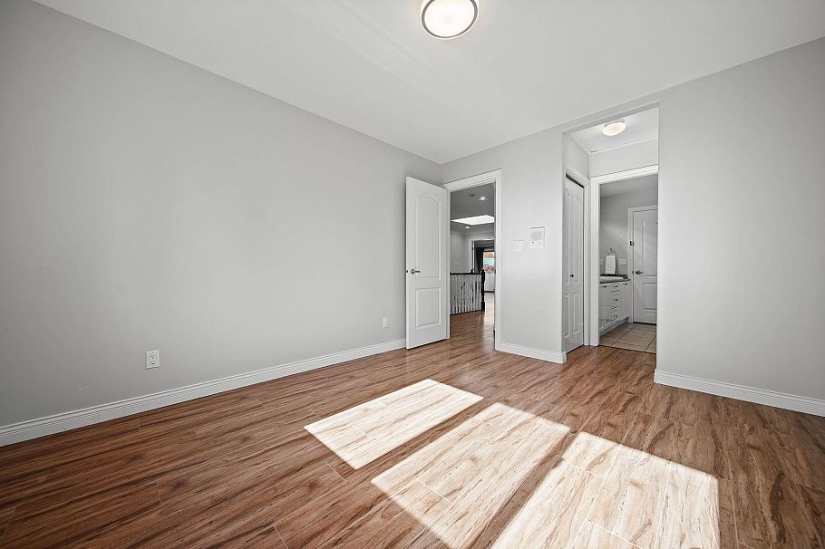 336 W 19th Street North Vancouver, BC - 26