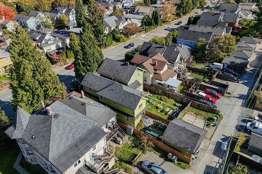 1124 E 12th Avenue Vancouver, BC - 2
