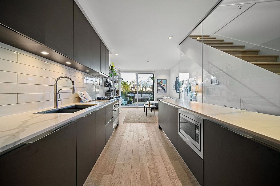 312 1647 E Pender Street Vancouver, BC - 4