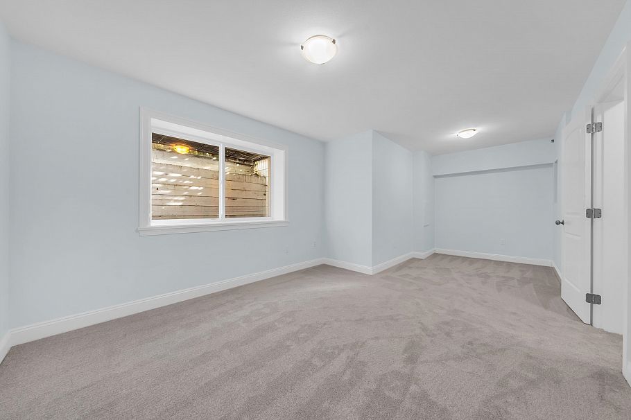 2411 George Street North Vancouver, BC - 26