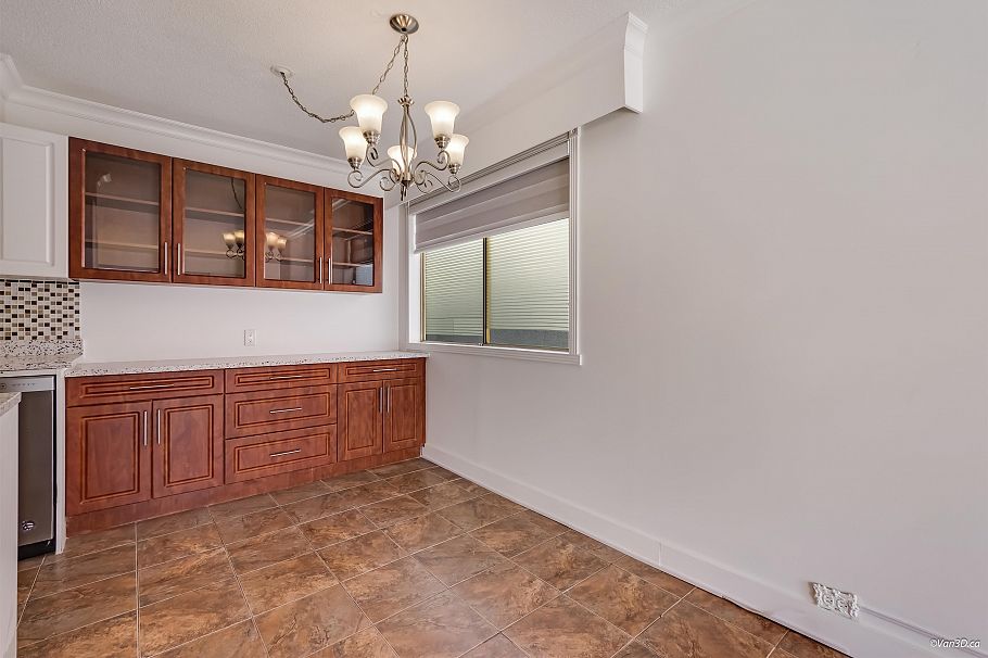 111 235 E 13th Street North Vancouver, BC - 6