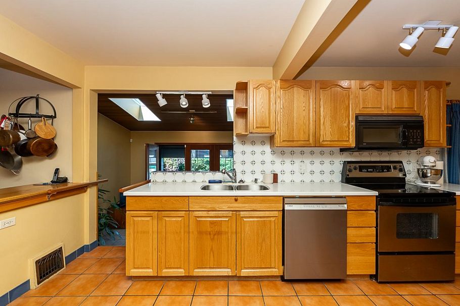1881 Whyte Avenue Vancouver, BC - 11