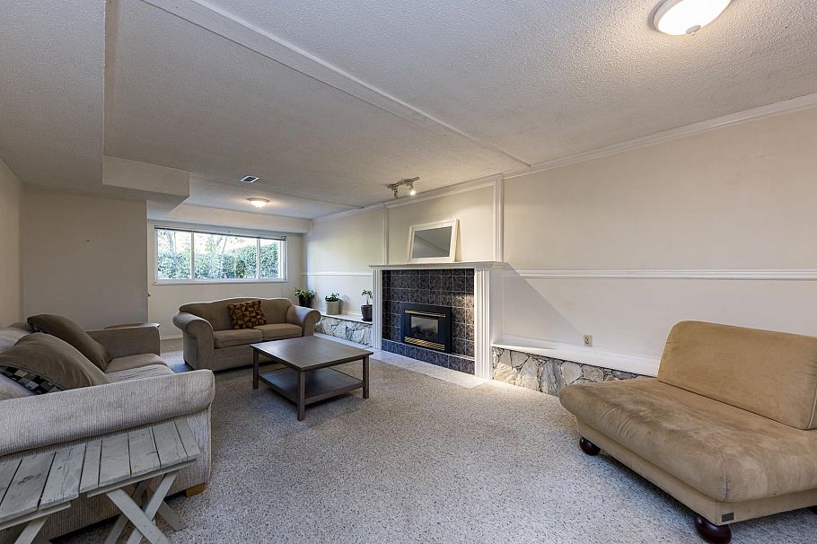 741 E 18th Street North Vancouver, BC - 25