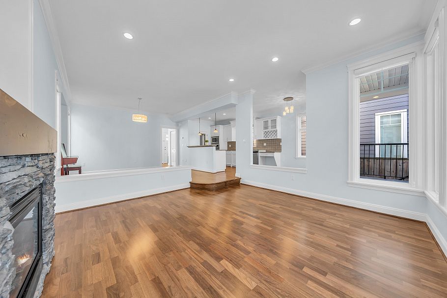 2411 George Street North Vancouver, BC - 21