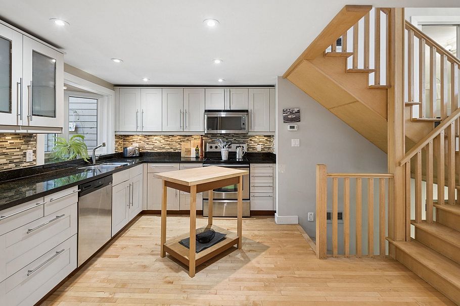 3 230 W 15th Street North Vancouver, BC - 2