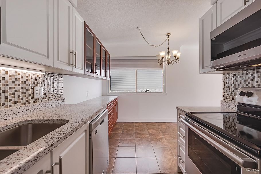 111 235 E 13th Street North Vancouver, BC - 2