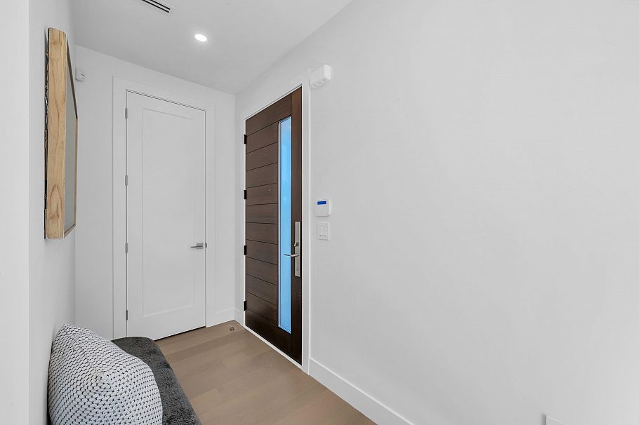 2 3034 E 5th Avenue Vancouver, BC - 3