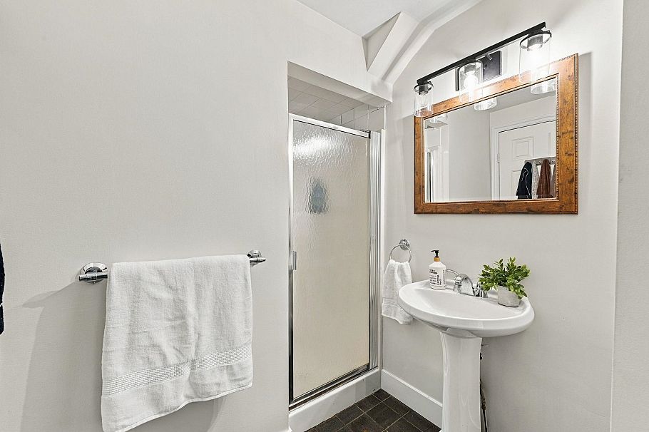 1720 Deep Cove Road North Vancouver, BC - 18