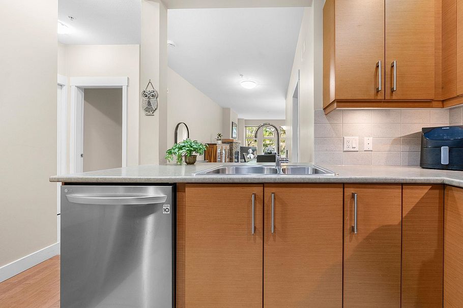 208 188 W 29 Street North Vancouver, BC - 19
