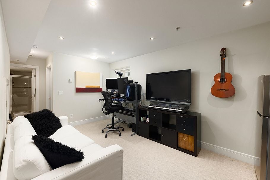1288 E 24th Avenue Vancouver, BC - 18