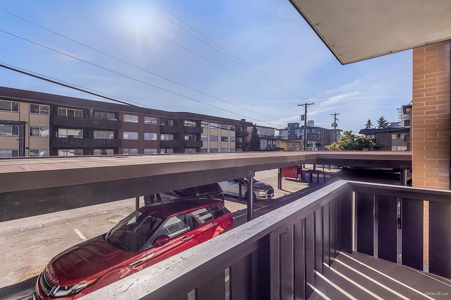 111 235 E 13th Street North Vancouver, BC - 12