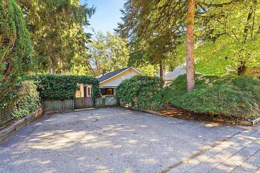 1720 Deep Cove Road North Vancouver, BC - 3