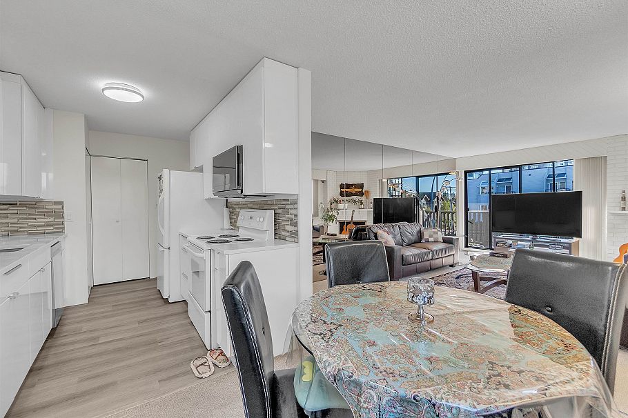 205 1610 Chesterfield Avenue North Vancouver, BC - 9