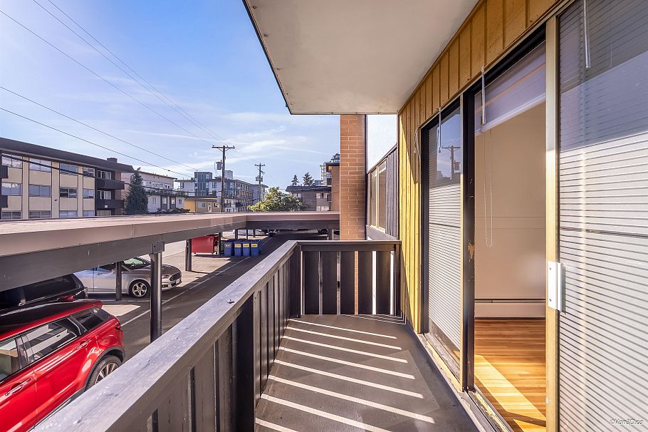 111 235 E 13th Street North Vancouver, BC - 11
