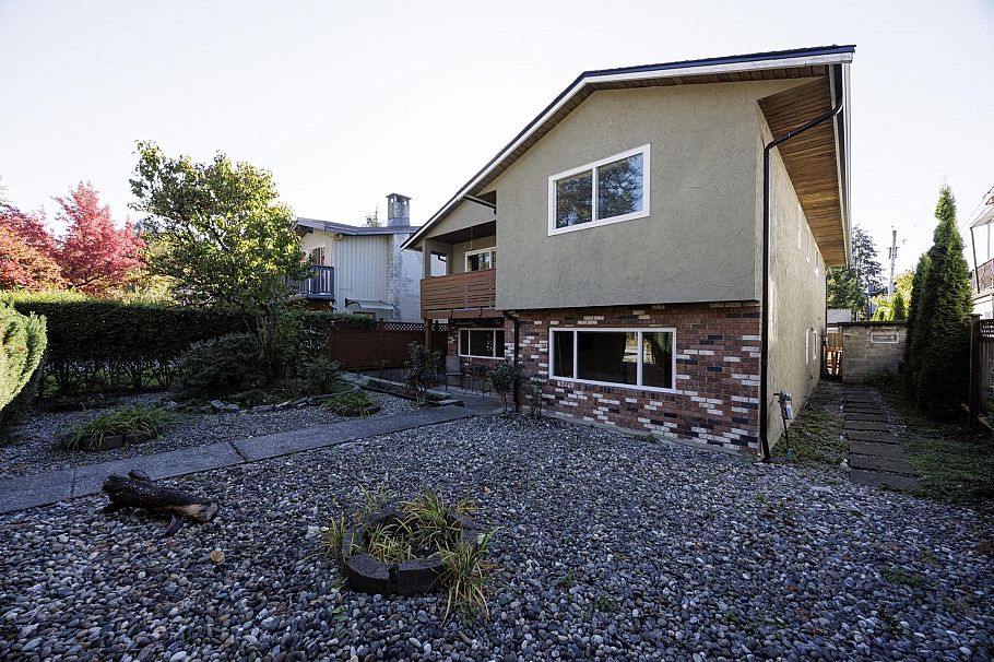 741 E 18th Street North Vancouver, BC - 34