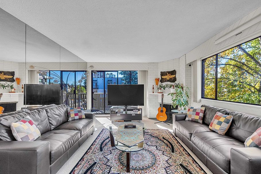 205 1610 Chesterfield Avenue North Vancouver, BC - 1