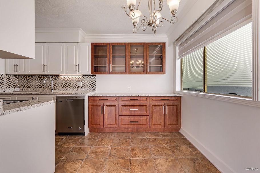 111 235 E 13th Street North Vancouver, BC - 5