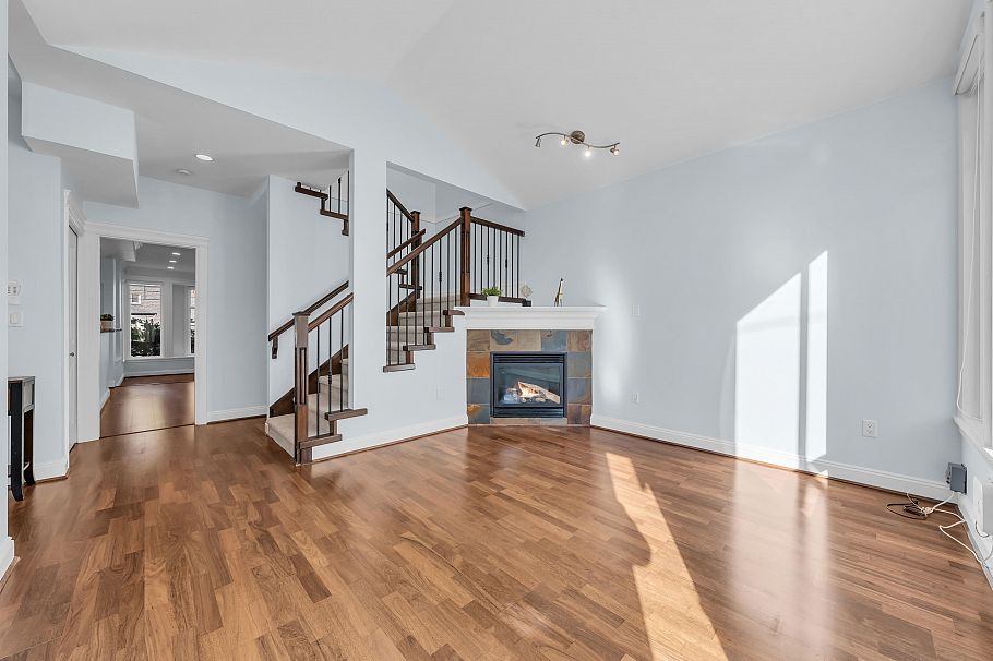 2411 George Street North Vancouver, BC - 12