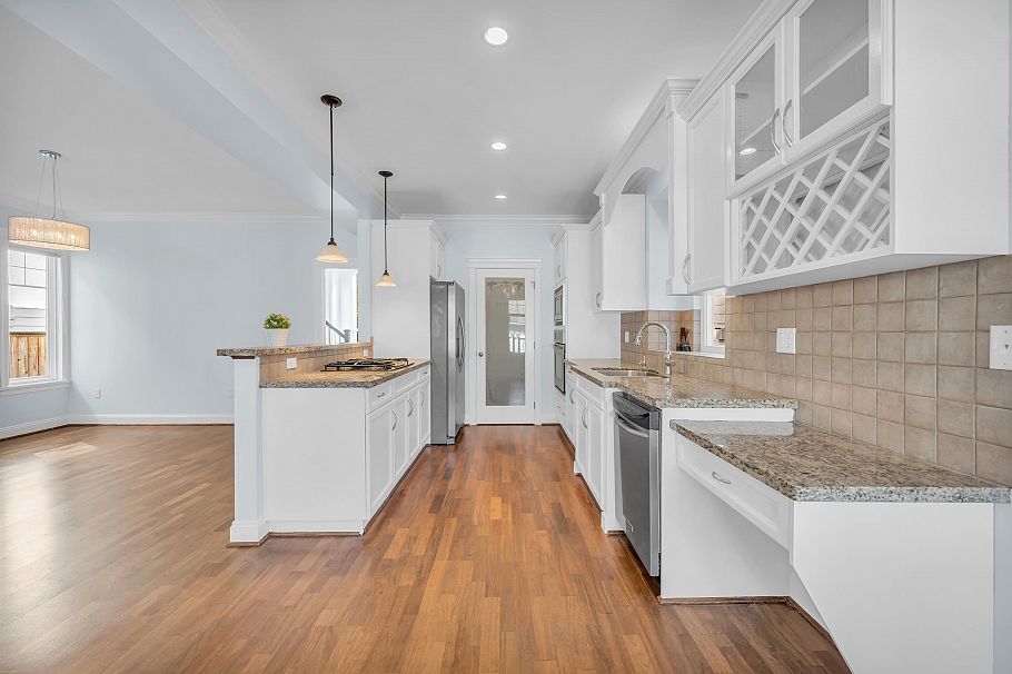 2411 George Street North Vancouver, BC - 24